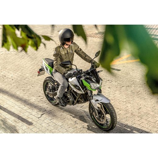 NOVÁ KAWASAKI Z E-1 METALLIC BRIGHT SILVER / METALLIC MATTE LIME GREEN 2024