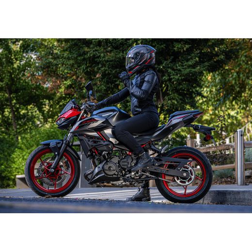 KAWASAKI Z500 SE CANDY PERSIMMON RED / METALLIC FLAT SPARK BLACK / METALLIC MATTE GRAPHENESTEEL GRAY 2025