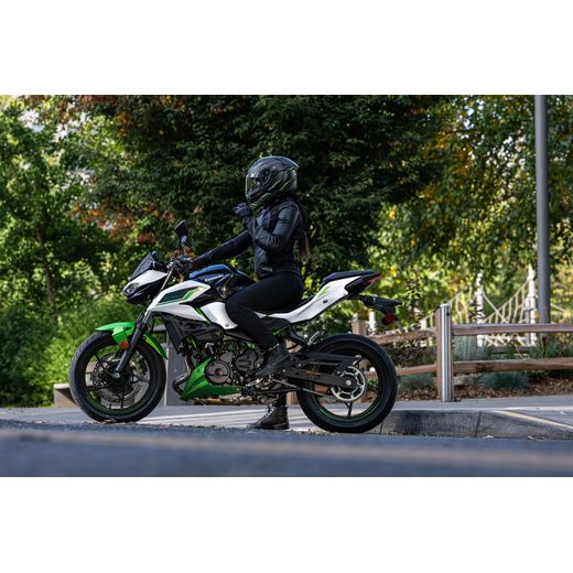 KAWASAKI Z500 SE CANDY PERSIMMON RED / METALLIC CARBON GRAY 2027