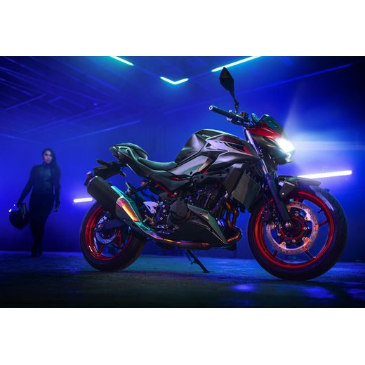 KAWASAKI Z500 SE CANDY PERSIMMON RED / METALLIC FLAT SPARK BLACK / METALLIC MATTE GRAPHENESTEEL GRAY 2025