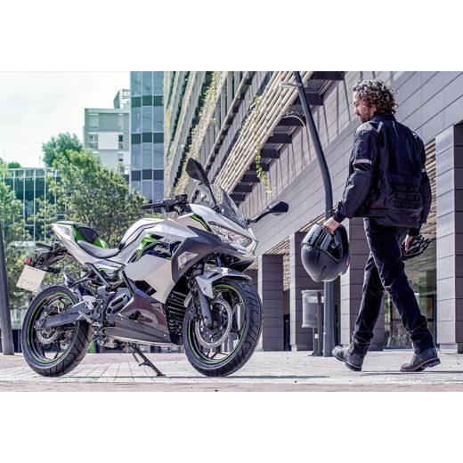 NOVÁ KAWASAKI NINJA E-1 METALLIC BRIGHT SILVER / METALLIC MATTE LIME GREEN 2024