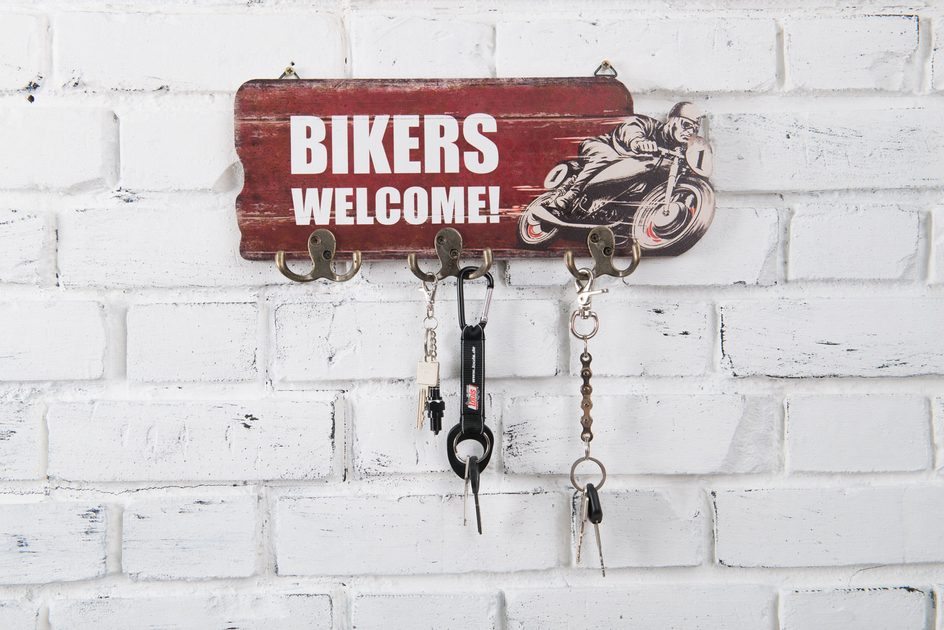 Věšák na klíče pro motorkáře Dřevěný "Bikers welcome" - LOUIS - Ostatní -  399 Kč - Motogaráž.cz - Vše pro motorkáře na jednom místě!