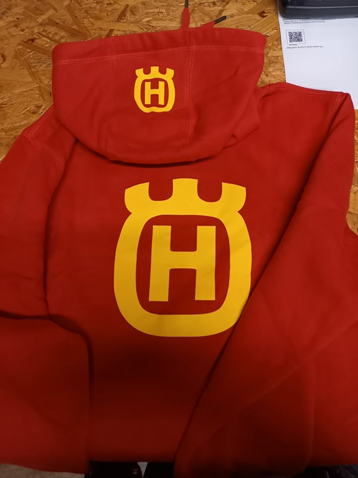 かわさき Pánská mikina s kapucí a motivem Husqvarna - Červená - MOTO