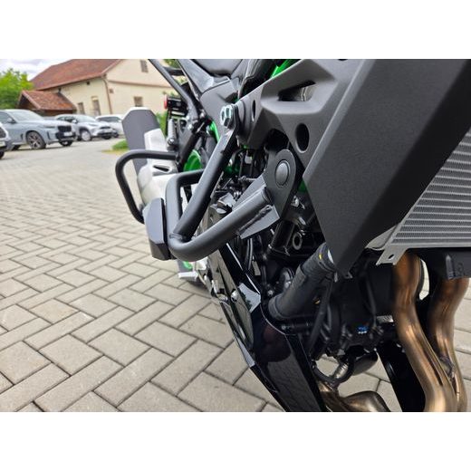 KAWASAKI Z500 SE EBONY 2026 AUTOŠKOLA S OCHRANNÝMI RÁMY