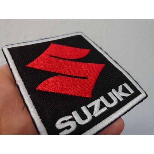 NÁŠIVKA S MOTIVEM SUZUKI