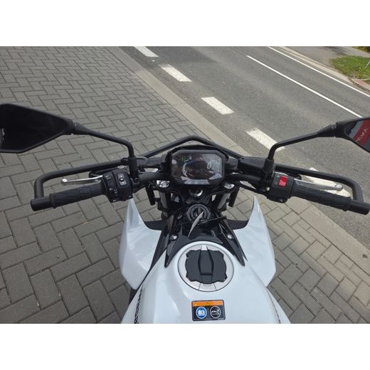 KAWASAKI Z650 WHITE 2026 AUTOŠKOLA S OCHRANNÝMI RÁMY