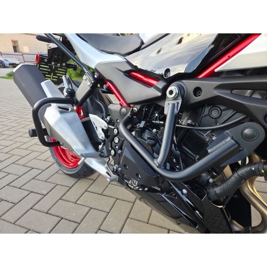 KAWASAKI Z500 SE PEARL BLIZZARD WHITE 2026 AUTOŠKOLA S OCHRANNÝMI RÁMY