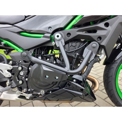 KAWASAKI Z500 SE EBONY 2026 AUTOŠKOLA S OCHRANNÝMI RÁMY
