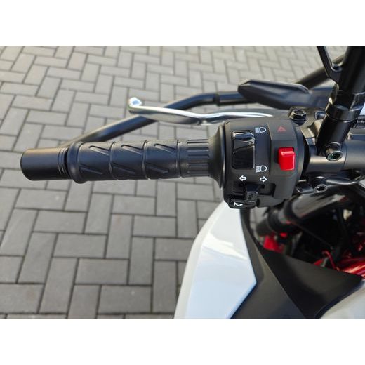 KAWASAKI Z500 SE PEARL BLIZZARD WHITE 2026 AUTOŠKOLA S OCHRANNÝMI RÁMY