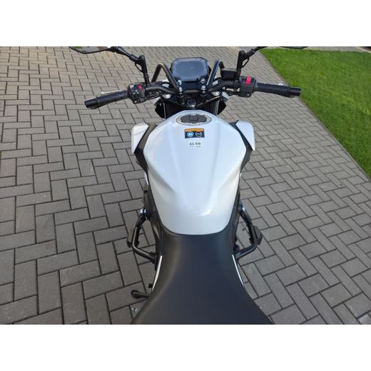 KAWASAKI Z500 SE PEARL BLIZZARD WHITE 2026 AUTOŠKOLA S OCHRANNÝMI RÁMY