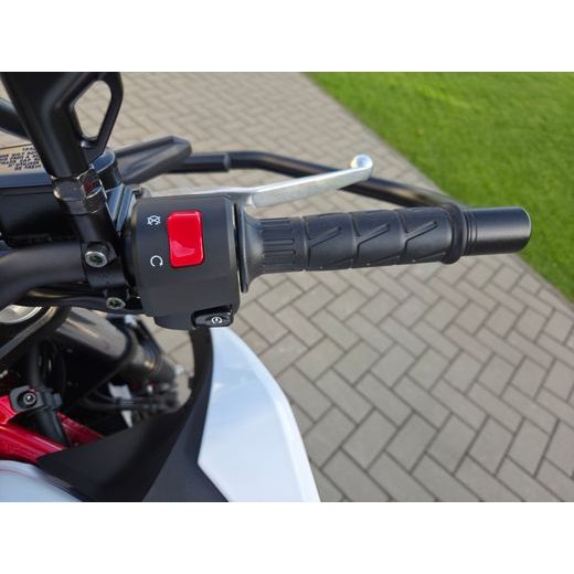 KAWASAKI Z500 SE PEARL BLIZZARD WHITE 2026 AUTOŠKOLA S OCHRANNÝMI RÁMY