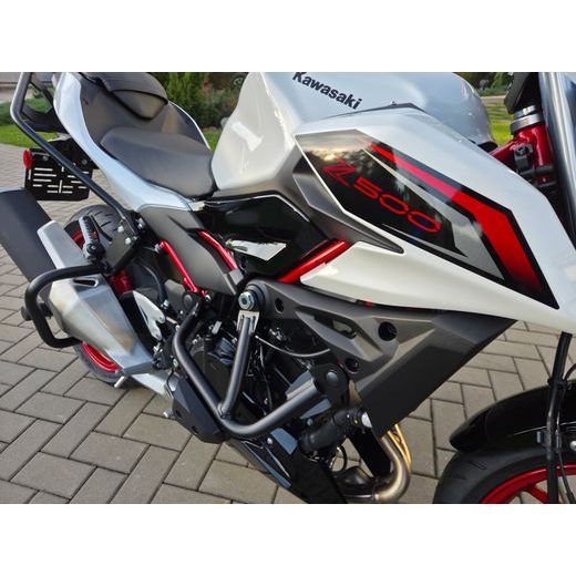 KAWASAKI Z500 SE PEARL BLIZZARD WHITE 2026 AUTOŠKOLA S OCHRANNÝMI RÁMY