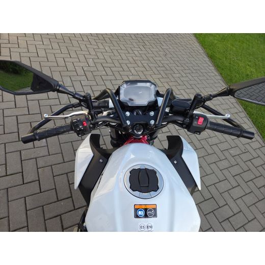 KAWASAKI Z500 SE PEARL BLIZZARD WHITE 2026 AUTOŠKOLA S OCHRANNÝMI RÁMY