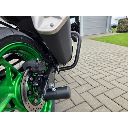 KAWASAKI Z500 SE EBONY 2026 AUTOŠKOLA S OCHRANNÝMI RÁMY