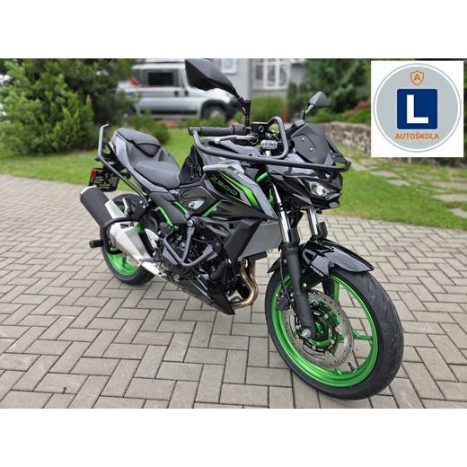 KAWASAKI Z500 SE EBONY 2026 AUTOŠKOLA S OCHRANNÝMI RÁMY