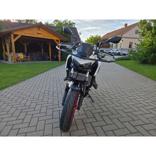 KAWASAKI Z500 SE PEARL BLIZZARD WHITE 2026 AUTOŠKOLA S OCHRANNÝMI RÁMY