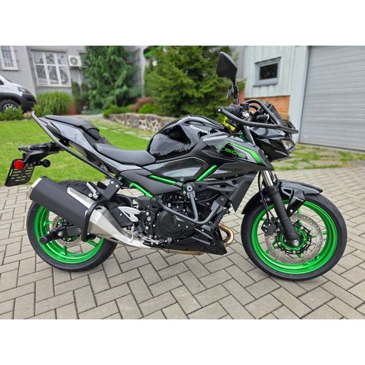 KAWASAKI Z500 SE EBONY 2026 AUTOŠKOLA S OCHRANNÝMI RÁMY