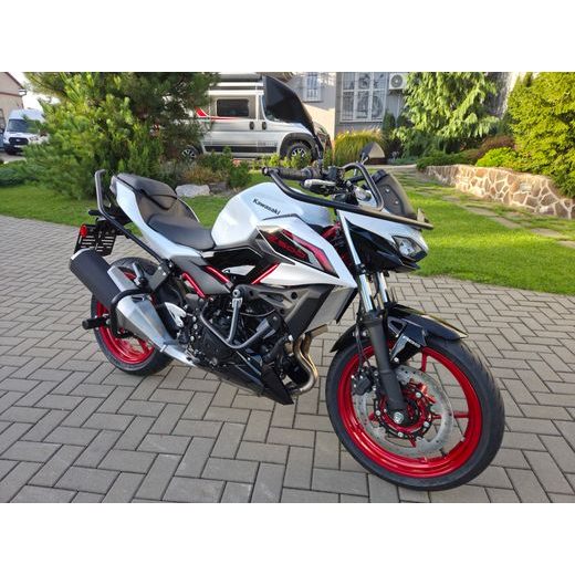 KAWASAKI Z500 SE PEARL BLIZZARD WHITE 2026 AUTOŠKOLA S OCHRANNÝMI RÁMY