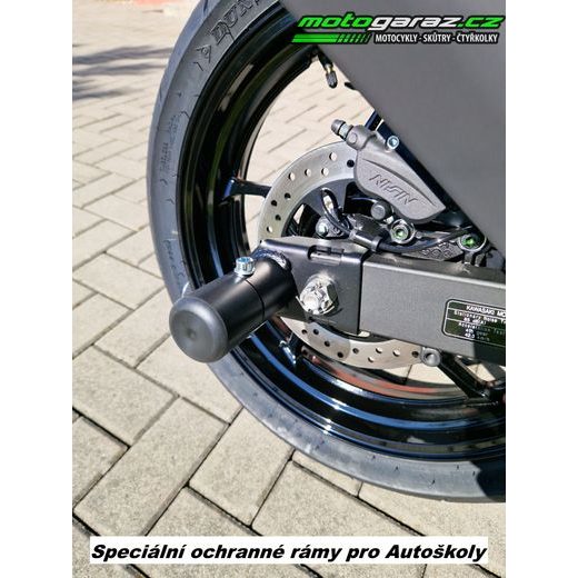 KAWASAKI Z500 EBONY 2026 AUTOŠKOLA S OCHRANNÝMI RÁMY