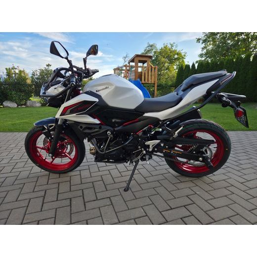 KAWASAKI Z500 SE PEARL BLIZZARD WHITE 2026 AUTOŠKOLA S OCHRANNÝMI RÁMY