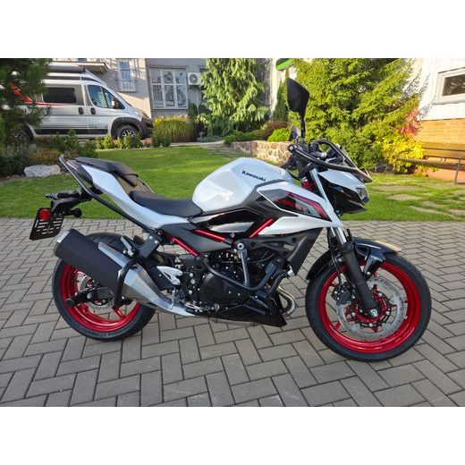 KAWASAKI Z500 SE PEARL BLIZZARD WHITE 2026 AUTOŠKOLA S OCHRANNÝMI RÁMY