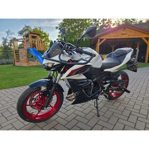 KAWASAKI Z500 SE PEARL BLIZZARD WHITE 2026 AUTOŠKOLA S OCHRANNÝMI RÁMY