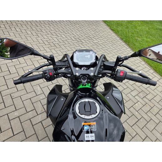 KAWASAKI Z500 SE EBONY 2026 AUTOŠKOLA S OCHRANNÝMI RÁMY