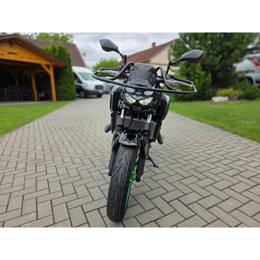 KAWASAKI Z500 SE EBONY 2026 AUTOŠKOLA S OCHRANNÝMI RÁMY