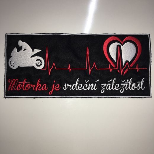 VELKÁ NÁŠIVKA S MOTIVEM MOTORKA JE SRDEČNÍ ZÁLEŽITOST