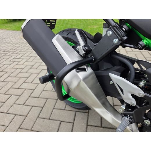 KAWASAKI Z500 SE EBONY 2026 AUTOŠKOLA S OCHRANNÝMI RÁMY