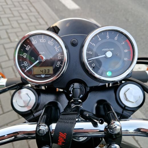 KAWASAKI W800 METALLIC DIABLO BLACK 2024