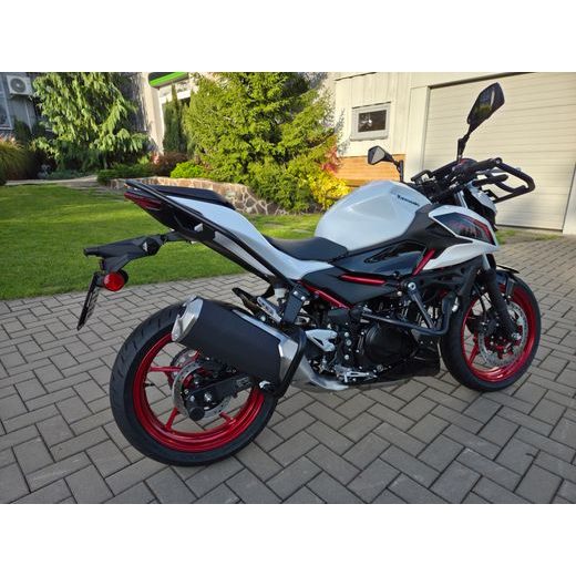 KAWASAKI Z500 SE PEARL BLIZZARD WHITE 2026 AUTOŠKOLA S OCHRANNÝMI RÁMY
