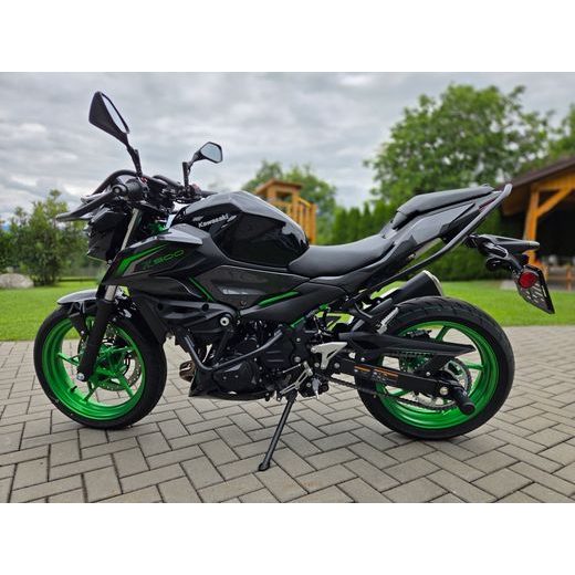 KAWASAKI Z500 SE EBONY 2026 AUTOŠKOLA S OCHRANNÝMI RÁMY