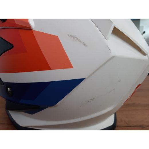 MOTOKROSOVÁ HELMA YOKO SCRAMBLE WHITE / BLUE / FIRE XL POŠKOZENÝ POLEP