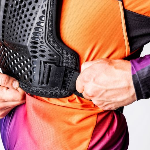 CHRÁNIČ HORNÍ ČÁSTI TĚLA IXS HEX 482-510-3701 ČERNÝ L/XL