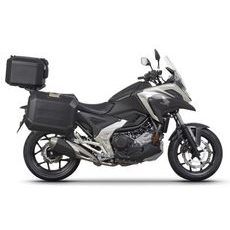 KOMPLETNÁ SADA ČIERNYCH HLINÍKOVÝCH KUFROV SHAD TERRA BLACK, 48 LITROV VRCHNÝ KUFOR, 36/36 LITROV BOČNÉ KUFRE, VRÁTANE MONTÁŽNEJ SADY A PLATNI SHAD HONDA NC 750 X 2021-