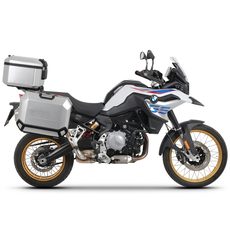 KOMPLETNÁ SADA HLINÍKOVÝCH KUFROV SHAD TERRA, 55L VRCHNÝ KUFOR + 36L / 47L BOČNÉ KUFRE, VRÁTANE MONTÁŽNEJ SADY A DOSKY SHAD BMW F750 GS / F850 GS