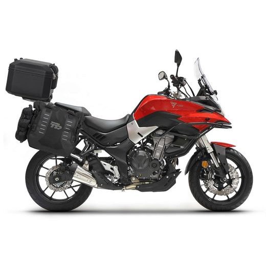 KOMPLETNÁ SADA SEDLOVÝCH BRAŠNÍ SHAD TERRA TR40 ADVENTURE A HLINÍKOVÉHO VRCHNÉHO KUFRA SHAD TERRA BLACK 48L VRÁTANE MONTÁŽNEJ SADY SHAD VOGE 500DS / 500DSX