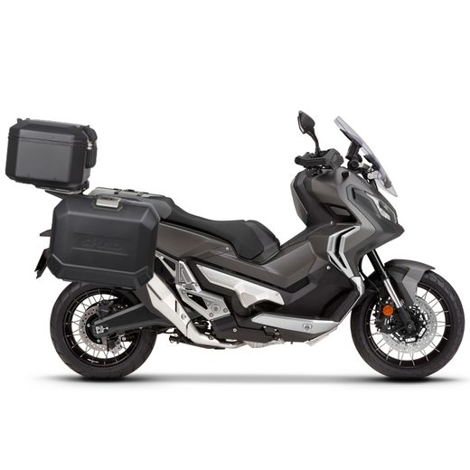 KOMPLETNÁ SADA ČIERNYCH HLINÍKOVÝCH KUFROV SHAD TERRA BLACK, 48 LITROV VRCHNÝ KUFOR, 47/47 LITROV BOČNÉ KUFRE, VRÁTANE MONTÁŽNEJ SADY A PLATNI SHAD HONDA X-ADV 750