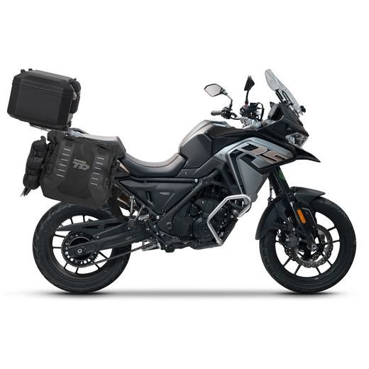 KOMPLETNÁ SADA SEDLOVÝCH BRAŠNÍ SHAD TERRA TR40 ADVENTURE A HLINÍKOVÉHO KUFRA SHAD TERRA BLACK 55L, VRÁTANE MONTÁŽNEJ SADY SHAD VOGE 650DS / 650DSX