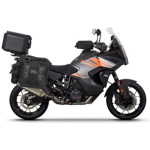 KOMPLETNÁ SADA SEDLOVÝCH BRAŠNÍ SHAD TERRA TR40 ADVENTURE A HLINÍKOVÉHO VRCHNÉHO KUFRA SHAD TERRA BLACK 48L VRÁTANE MONTÁŽNEJ SADY SHAD KTM SUPER ADVENTURE 1290 (R, S)