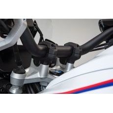 SW MOTECH ZVÝŠENÍ ŘÍDÍTEK 32 NAHORU,25 MM DOZADU R1200GS (12-18), R1250GS /ADV.(18-). ČERNÉ