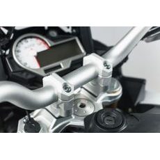 SW MOTECH ZVÝŠENÍ ŘÍDÍTEK 20 MM. STŘÍBRO. BMW S 1000 XR (15.-).