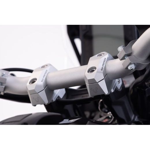 SW MOTECH VARIABILNÍ ZVÝŠENÍ ŘÍDÍTEK O PRŮMĚRU 28MM, H 28, STŘÍBRNÉ