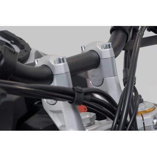 SW MOTECH ZVÝŠENÍ ŘÍDÍTEK H=30 MM. STŘÍBRNÉ TRIUMPH TIGER 900 GT/RALLY PRO.