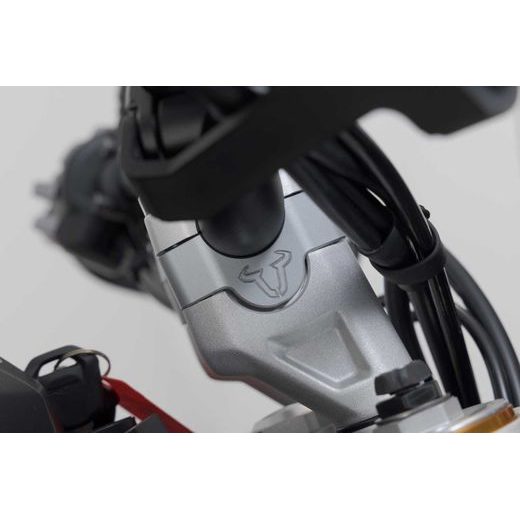 SW MOTECH ZVÝŠENÍ ŘÍDÍTEK H=20 MM. STŘÍBRNÉ TRIUMPH TIGER 900 GT/RALLY PRO.