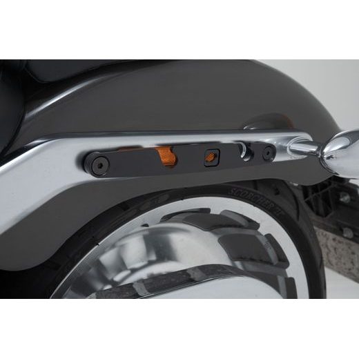 SW MOTECH SLH NOSIČ LEVÝ HARLEY-DAVIDSON SOFTAIL FAT BOY / S (17-).