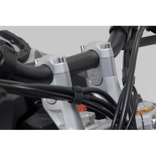 SW MOTECH ZVÝŠENÍ ŘÍDÍTEK H=30 MM. STŘÍBRNÉ TRIUMPH TIGER 900 GT/RALLY PRO.