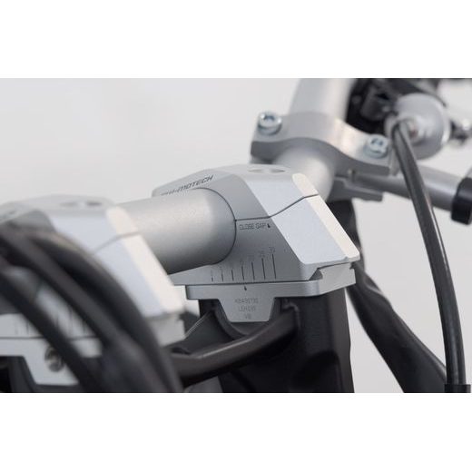 SW MOTECH VARIABILNÍ ZVÝŠENÍ ŘÍDÍTEK O PRŮMĚRU 28MM, H 28, STŘÍBRNÉ