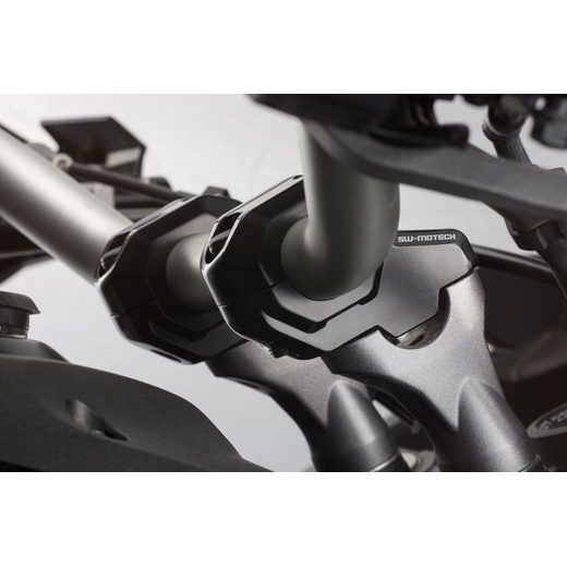 SW MOTECH ZVÝŠENÍ ŘÍDÍTEK 22 MM, 30MM NAHORU,21 MM DOZADU,ČERNÉ